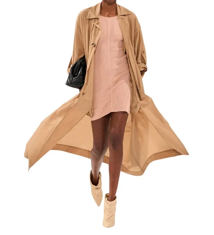 Effortless Grace Capospalla Lungo Trench Coat In Beige